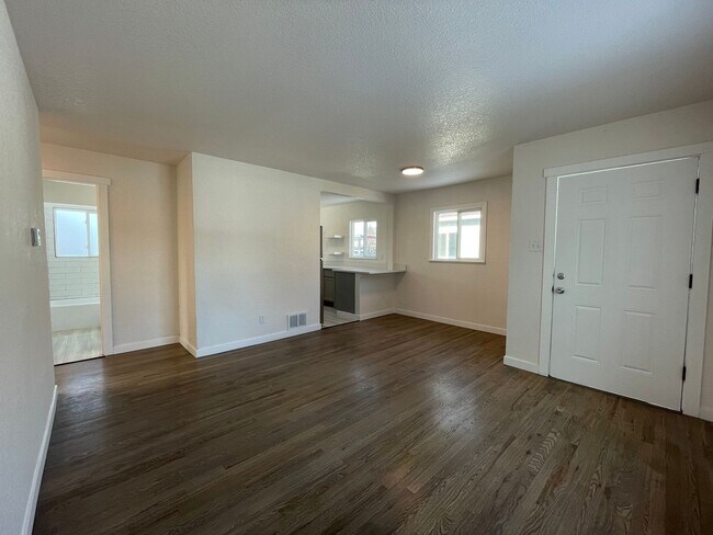 Foto del edificio - $0 DEPOSIT OPTION. Introducing an Exquisit...