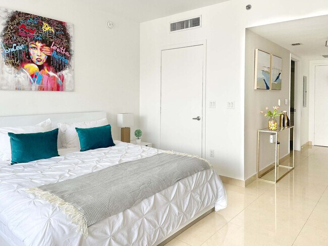Building Photo - 485 Brickell Ave