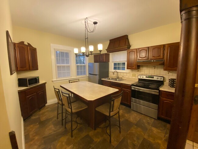 Foto del edificio - 895 Woodbine Ave