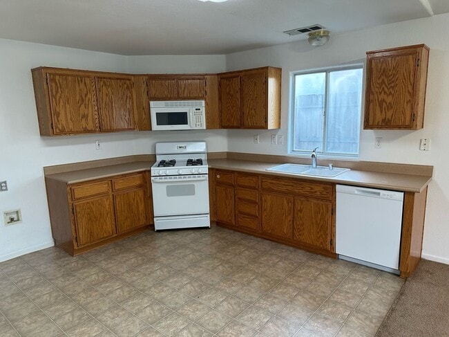 Building Photo - 1724 E Country Ct