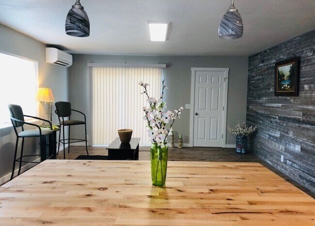 Building Photo - Cute and modern 3 bed with AC!