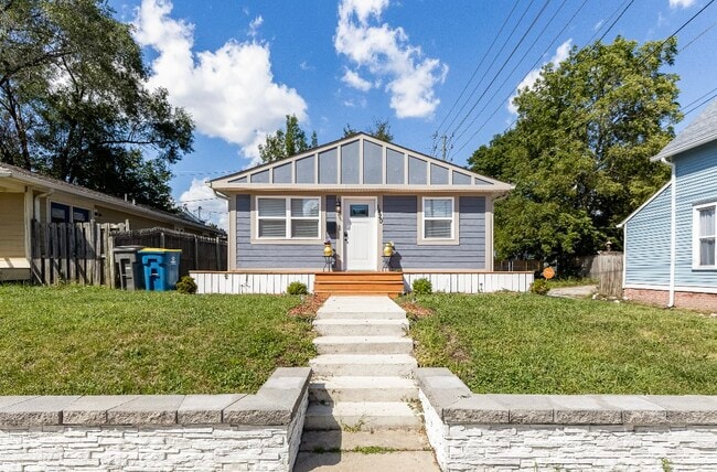 Single level home with large front porch/deck - 1420 E Market St