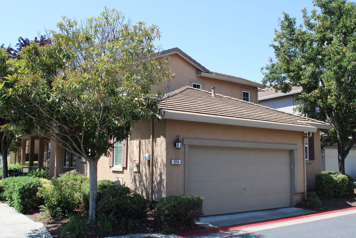 Primary Photo - 974 Courtyards Loop