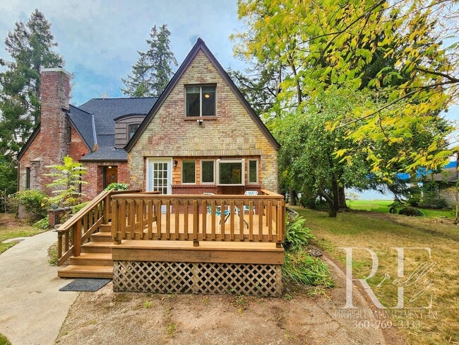 Foto del edificio - Charming Tudor Loft with Spiral Staircase & Waterfront Access