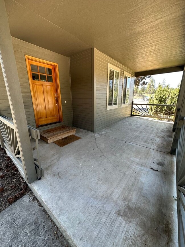 Foto del edificio - Bring the DOG! 3 Bdrm located in Westside Pines, All Appliances, Newer Paint In & Out, Double Gar...