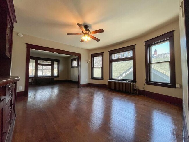 Building Photo - 1208 Reaney Ave E