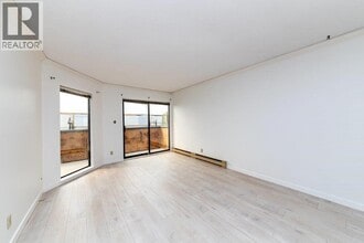 Building Photo - 975 W 13th Ave