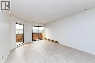 Building Photo - 975 W 13th Ave