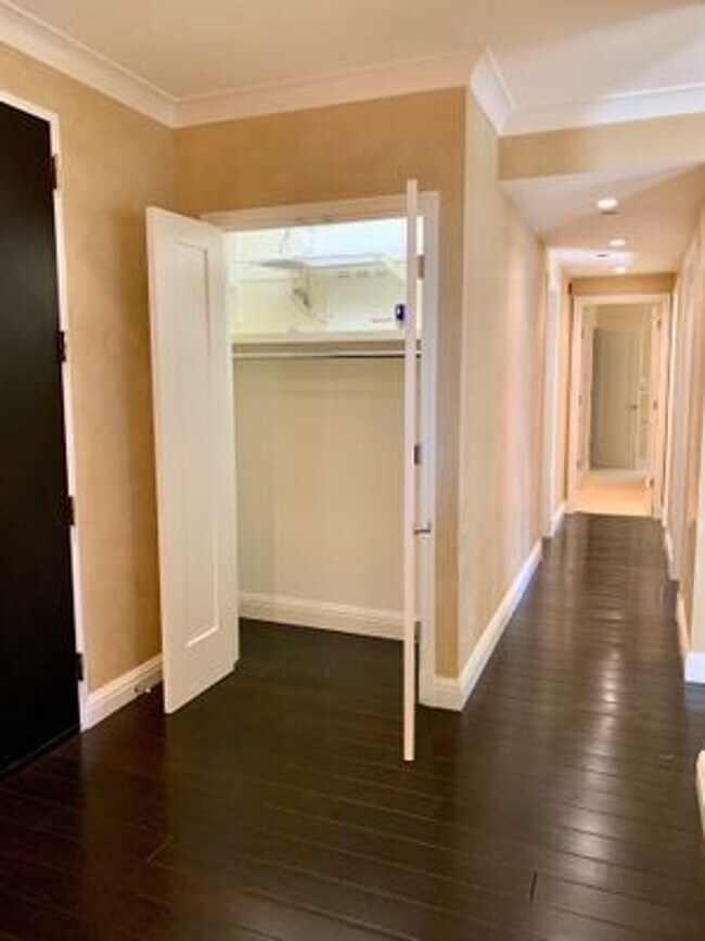 Foto del edificio - The Lombardia - Elegant 2 Bedroom/2 Bath w/2 Car Parking, Deck, Patio, & Large Storage   AMSI/Mau...