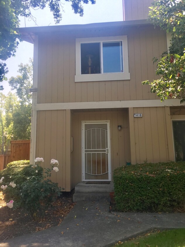 Foto principal - Great 3br/1.5ba end unit condo with 1 car ...