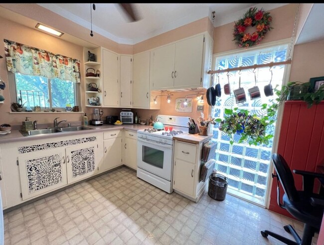 Kitchen - 2523 Valley View Ct