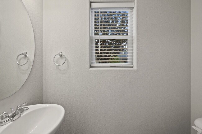 Foto del edificio - Beautiful 4-Bedroom Home on Benecia Drive ...