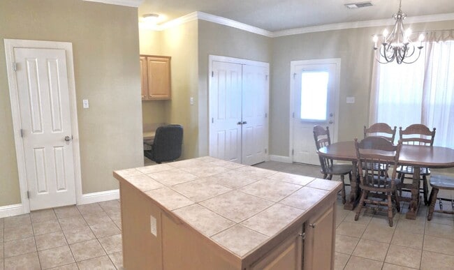 Building Photo - 3 Bedroom Townhouse Available now  in a de...
