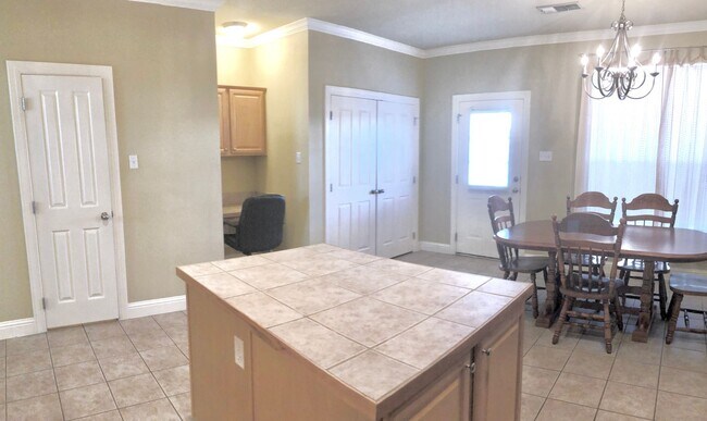 Foto del edificio - 3 Bedroom Townhouse Available now  in a de...