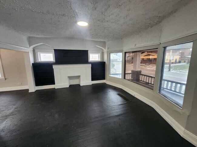 Foto del edificio - Charming 4-Bedroom Property in Prime Location