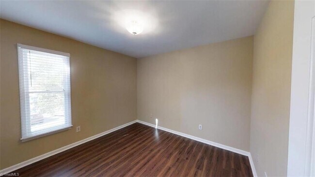 Foto del edificio - Lower Level Condo for Rent - MOVE IN READY