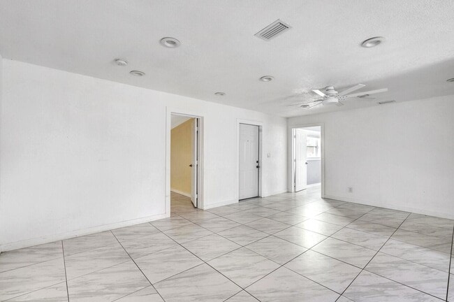 Building Photo - 4389 Bellewood St