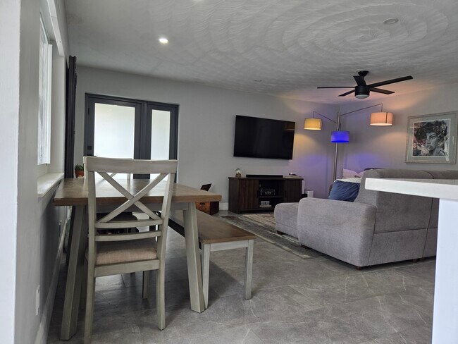 Foto del edificio - 1634 NE 4th Pl