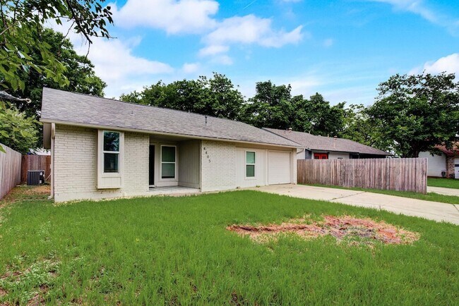 Foto del edificio - 4405 Button Bend Cir