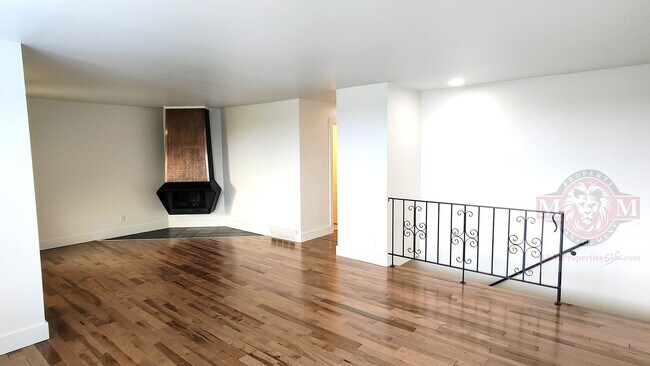Foto del edificio - Remodeled 3 Bd 2 Ba Duplex Above Foothill