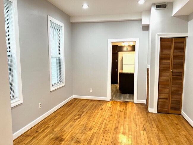 Foto del edificio - 2642 W Medill Ave