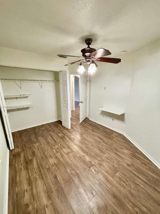 Foto del edificio - 4938 Leeward Ln