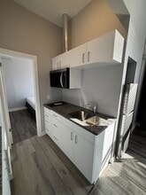 Building Photo - 117 Christina St N