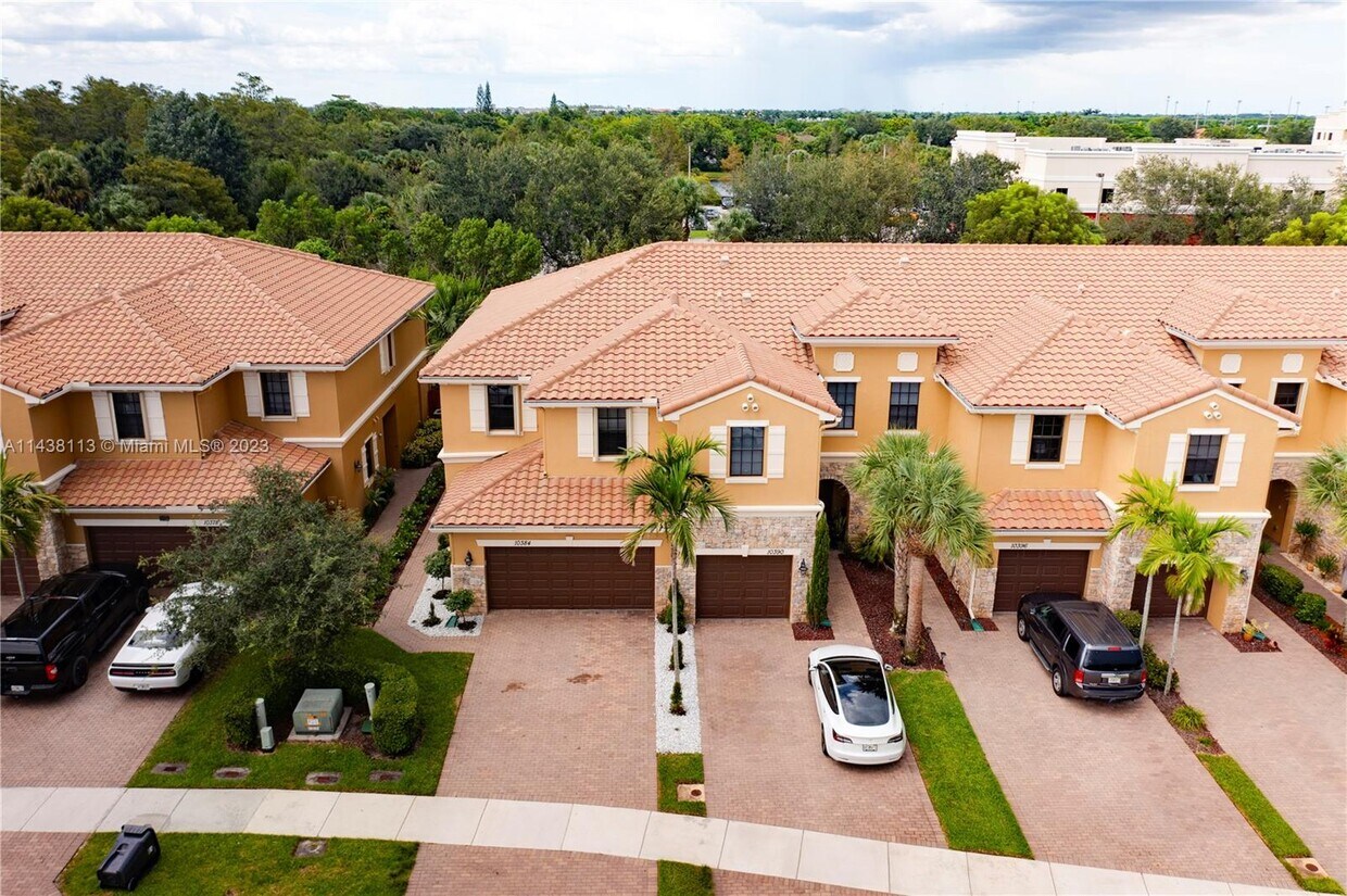 Primary Photo - 10384 Wellington Parc Dr