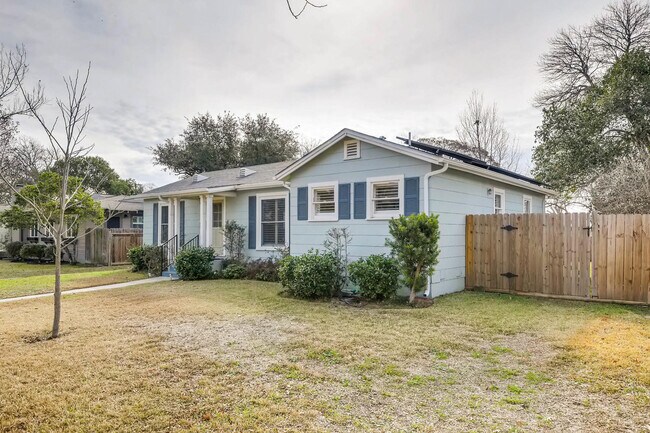 Foto del edificio - Charming 2 BR / 1 Bath in highly desirable Terrell Heights of San Antonio!