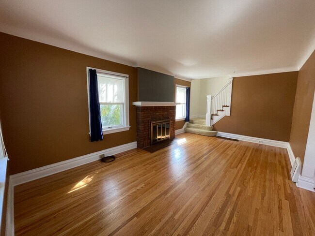 Foto del edificio - Available August 3rd!- Traditional Woodland 3 Bed 1 Bath w/ Deck & Garage