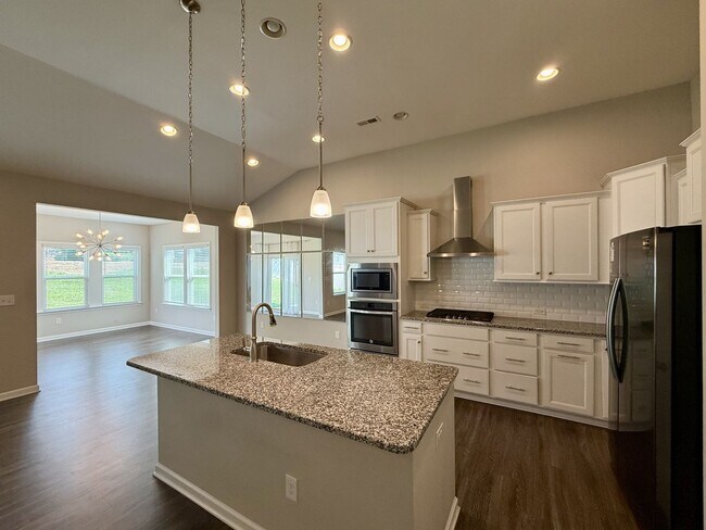 Building Photo - 3-Bedroom Home in University!