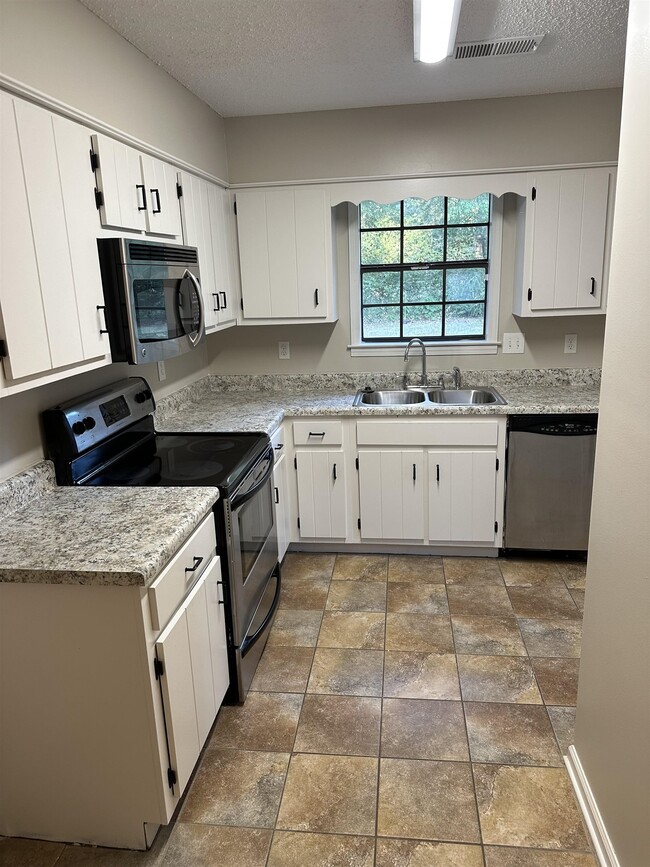 Building Photo - 1138 Greenview Rd