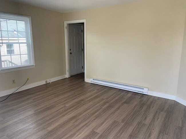 Building Photo - 1 BR Duplex Convenient to UNCG
