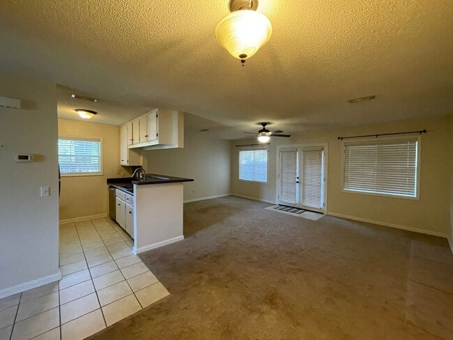 Building Photo - Foxchase Subdivision! END UNIT CLOSE TO CO...