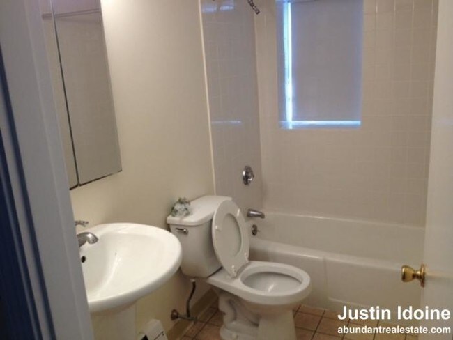Building Photo - 2 bedroom in Lexington MA 02421
