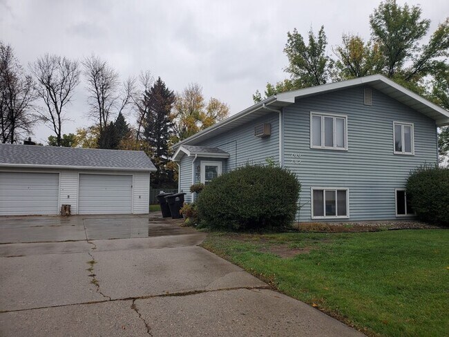 Building Photo - Lower level duplex