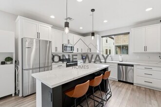 Building Photo - 1685 E Chelsea Ln