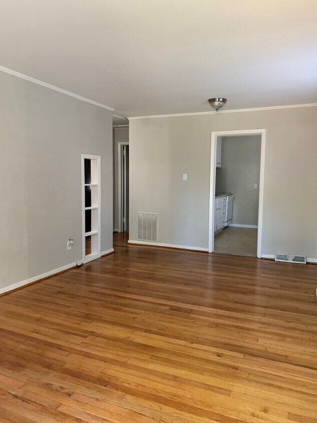 Foto del edificio - 7 minutes away from Bank of America Stadium!! Move in Ready