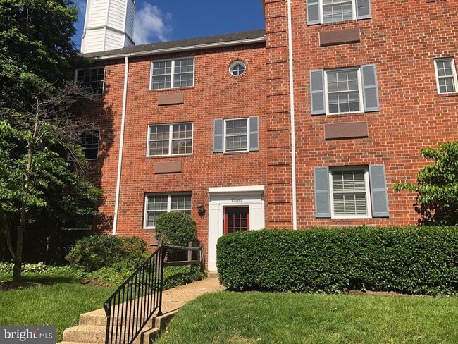 Building Photo - 1700 W Abingdon Dr