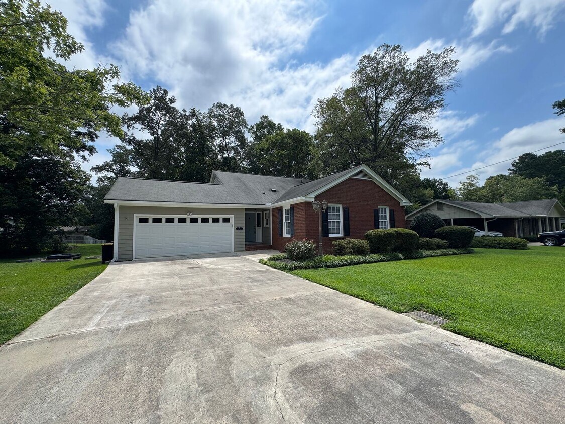 Primary Photo - Beautiful 4/3 House with Bonus Room in Wes...