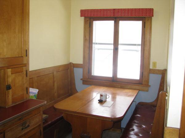 Eat in nook for meals - 1886 Portland Ave