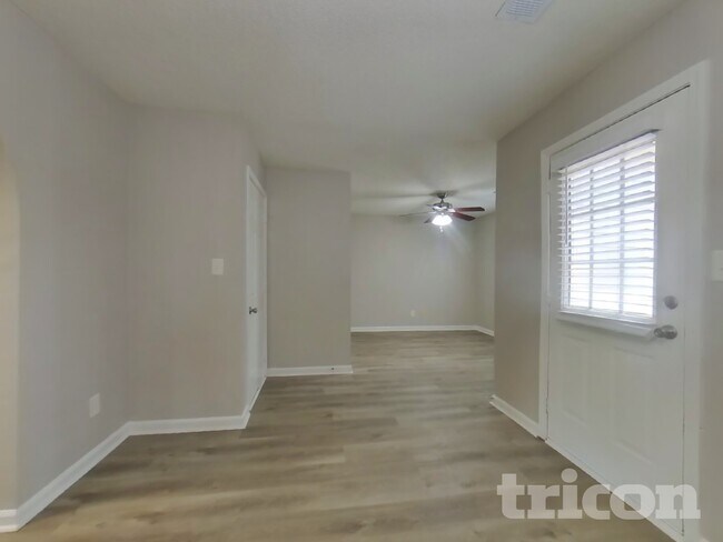 Building Photo - 5021 Meadow Trce