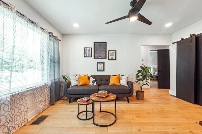 Photo - 2450 Hillcrest Dr House