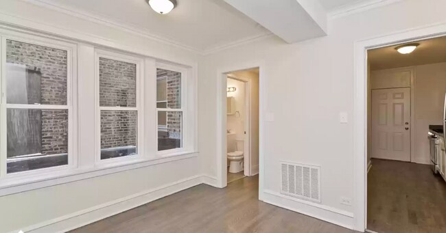 Foto del edificio - 2357 N Drake Ave