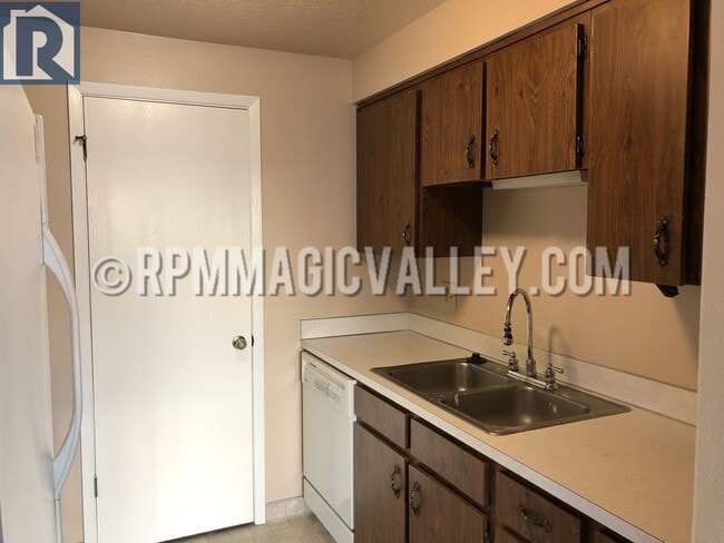Building Photo - 747 Meadows Dr