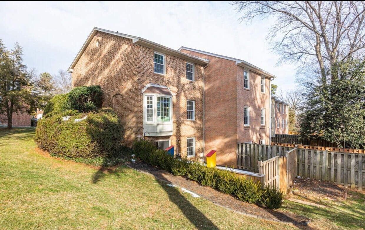 Primary Photo - 214 Commons Dr NW
