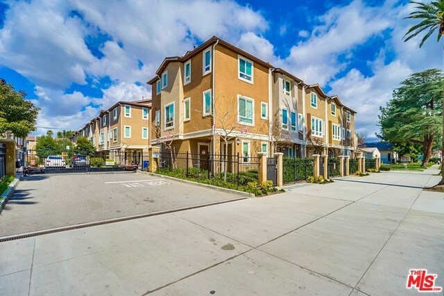 14719 1/2 W Sherman Way, Los Angeles, CA 91405 House for