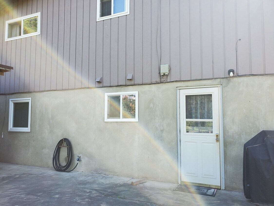 2431 14th Ave Unit 2431 14TH AVE B, Lewiston, ID 83501 Room for Rent
