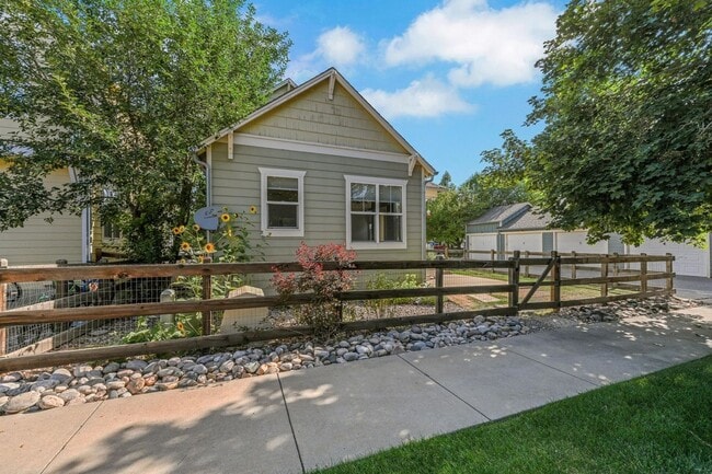 Building Photo - Charming 3br/3ba Bungalow in East-Central ...