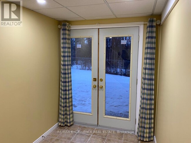 Building Photo - 35 McKenzie Crescent